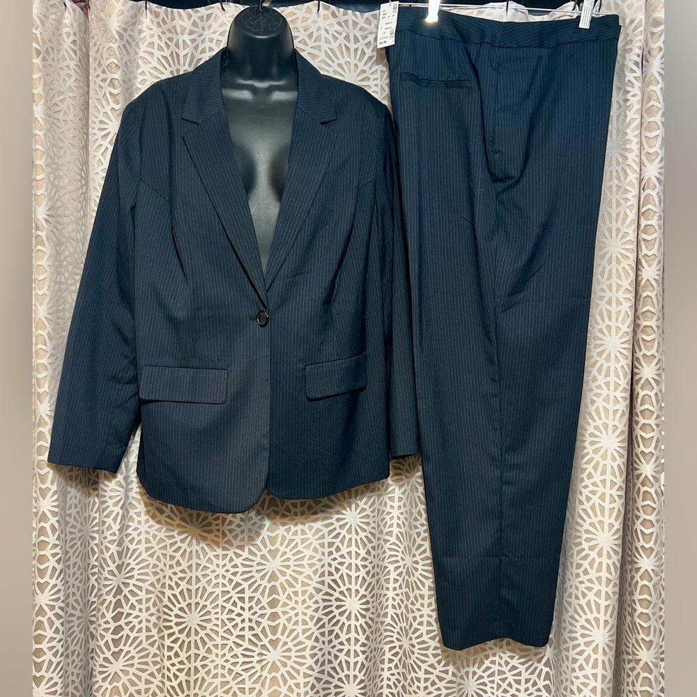 Vintage Avenue Woman’s Pinstripe Blazer and Pants Set size 16